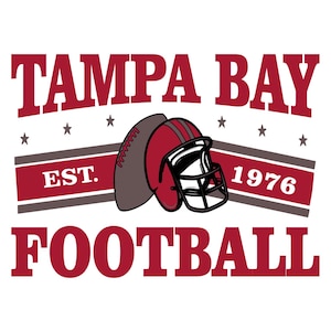 Puede incluir: Logotipo de Tampa Bay Football en rojo y blanco. El logotipo presenta un casco de fútbol y un balón de fútbol. El texto "Tampa Bay" está en una fuente grande y en negrita, y el texto "Football" está en una fuente más pequeña y en negrita. El texto "EST. 1976" también está incluido en el logotipo.