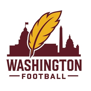 Puede incluir: Un logotipo con una pluma dorada sobre una silueta granate de los monumentos de Washington D.C. El texto "WASHINGTON FOOTBALL" es granate, con una línea encima y debajo de "FOOTBALL".