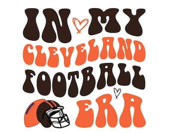 Puede incluir: Gráfico In My Cleveland Football Era con un casco de fútbol marrón y un balón de fútbol marrón. El texto está en una fuente retro con colores naranja y marrón.