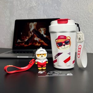 Audi Geschenkset – Weißer Thermobecher 450ml + Roter Bär Schlüsselanhänger | Auto-Liebhaber Geschenk | Audi Fan vorhanden | Reisebecher im Geschenkkarton