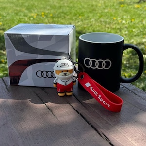 Audi Geschenkset – Mattschwarze Porzellantasse + Audi Bär Schlüsselanhänger | Auto-Liebhaber Geschenk | Auto Enthusiast Geschenk | Audi Tasse im Geschenkkarton