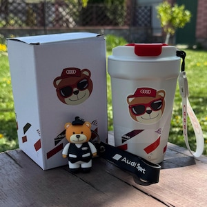 Audi Geschenkset – Weißer Thermobecher 450ml + Audi Sport Teddy Schlüsselanhänger