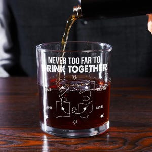 Nie zu weit, um gemeinsam Geschenk für Freund Fernfreund - Personalisiertes Whiskyglas mit Gravur, benutzerdefinierte Karte Zustand Freunde Glas