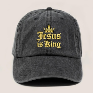 Jesus ist König gestickter Hut - goldene Kronen-Glaubens-Statement-Kappe auf gewaschenem Schwarz - christliches Streetwear-Geschenk für Männer, Frauen und Gläubige