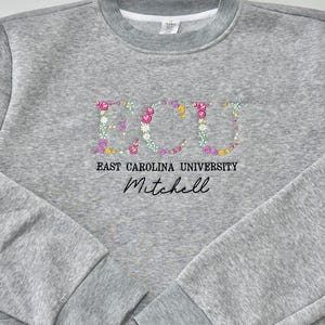 Sudadera con capucha con letras florales bordadas de la universidad / Sudadera con letras griegas bordadas / Regalo de graduación para familiares y amigos / FABRICADO EN EE. UU.