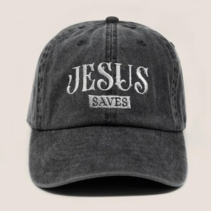 Jesus rettet gestickte Kappe - mutige weiße christliche Glaubensmütze auf gewaschenem Schwarz - Evangelisations-inspiriertes Geschenk für Männer, Frauen, Jugendliche und Gläubige