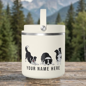 Könnte beinhalten: Ein cremefarbener, isolierter Edelstahlbecher mit einem Tragegriff oben. Auf der Vorderseite befinden sich drei Illustrationen von schwarz-weißen Border Collies in verschiedenen Posen, mit dem schwarzen Text "YOUR NAME HERE" unter den Hunden.