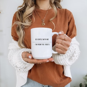 Hergestellt in den 1900er Jahren, geboren in den 1900er Jahren, Coworker-Tasse, Coworker-Abschied, Coworker-Weihnachtsgeschenk, Buchhalter Geschenk, Coworker-Bday-Geschenk, 1990-Tasse