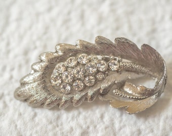 Lovely Vintage Silvertone Faux Diamond Brooch Pin