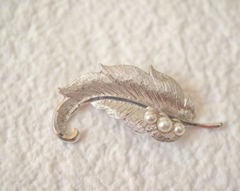 Wonderful Vintage Silvertone and Pearl Brooch Pin