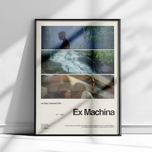 Könnte beinhalten: Ein minimalistisches Filmplakat für den Film "Ex Machina", ein Film von Alex Garland. Das Plakat zeigt drei Bilder einer Frau in einer Waldlandschaft, einen Wasserfall und eine Frau in einem Raum. Der Text "Ex Machina" ist in fetten, weißen Buchstaben.