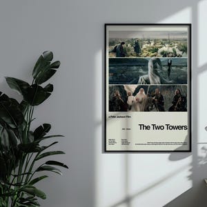 Puede incluir: Un póster de película en blanco y negro para "El Señor de los Anillos: Las Dos Torres", una película de Peter Jackson. El póster presenta cuatro escenas de la película, incluyendo un grupo de personas caminando por un bosque, una persona de pie en un campo y un grupo de personas montando a caballo. El póster también incluye el título de la película y el nombre del director.