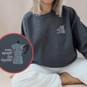 Sudadera "Más espresso, menos depresión", divertida sudadera con bordado de café | Regalo para baristas | Conjunto cómodo y antiestrés