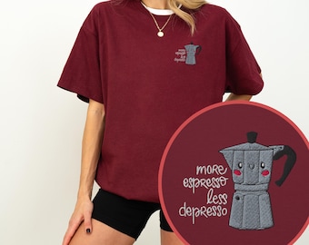 もっとエスプレッソを、もっと憂鬱を解消しようTシャツ、コーヒー好きとメンタルヘルスのための刺繍入りコーヒーTシャツ
