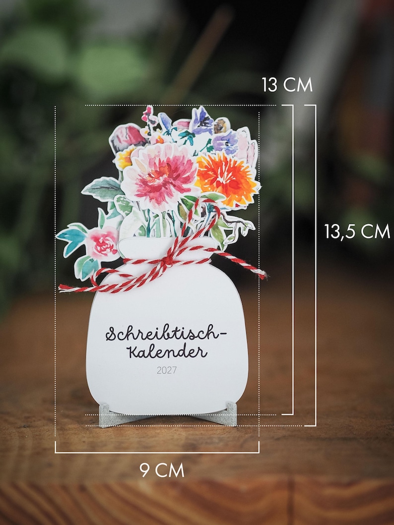 Der Tischkalender mit Maßangaben von 13 mal 13,5 Zentimetern in der Höhe und 9 Zentimetern in der Breite.