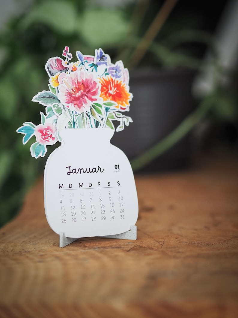 Ansicht des Januar-Kalenderblatts mit dem floralen Motiv in einer dunklen Umgebung.