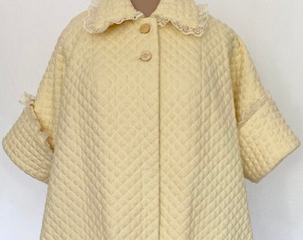 Vintage 50s-Inspired Quilted Robe *2X/3X* YELLOW Swing Quilt Coat Ruffled Lace Housecoat