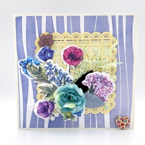 Handgefertigte Geburtstags- und Jubiläumskarte für besondere Anlässe | Elegante blau gestreifte Blumengrußkarte | 3D-Mohn-Rosen-Blumen-Papercraft-Karte