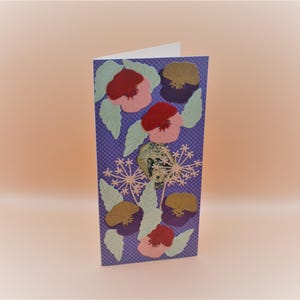 Handgemaakte verjaardagskaart met viooltjesbloem en paardenbloemuitsparingen - Blauwe en roze wenskaart 4,7x8,3 inch