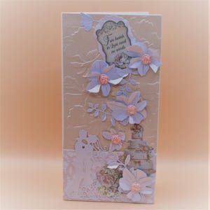 Elegante handgemachte Hochzeitskarte – Rosa geprägtes Blumenmuster mit Braut- und Bräutigamfiguren, Tasche für Wünsche – 4,1"x8,3"