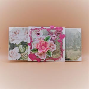 Romantischer handgefertigter Grußumschlag mit rosa Spitze und Stoffblume – elegante Karte in Beige und Rosa für besondere Anlässe