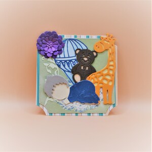Handgefertigte Grußkarte zur Taufe oder zum Geburtstag des Babys – Blau- und Silbertöne mit 3D-Blume und lila Kristall