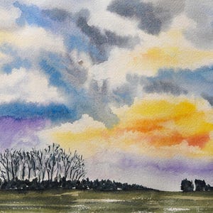 Könnte beinhalten: Ein Aquarellgemälde, das eine Landschaft mit einer dunkelgrünen Baumreihe vor einem lebendigen Himmel zeigt. Der Himmel besteht aus geschichteten Wolken in Blau-, Grau-, Gelb- und Orangetönen mit einem violetten Schimmer am Horizont.