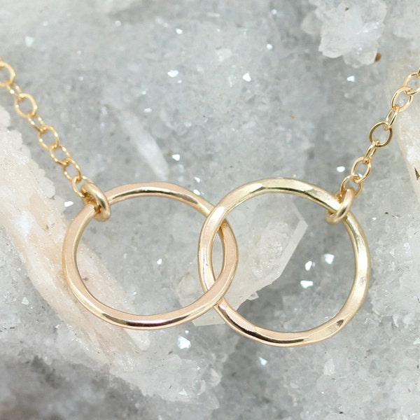 Mother daughter necklace - 2 circle necklace - interlocking circle necklace - mother child jewelry - dainty gold necklace - mom jewelry