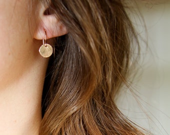 Little gold disc earrings - simple jewelry - 14k gold filled - minimalist and timeless