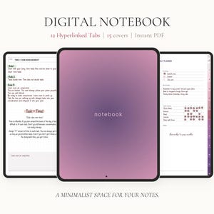 Puede incluir: Cuaderno digital con 12 pestañas con hipervínculos y 15 portadas. La tableta central muestra una portada degradada púrpura con la palabra "notebook". Otras dos tabletas muestran páginas de gestión de tareas y planificación diaria. El texto dice "Un espacio minimalista para tus notas."