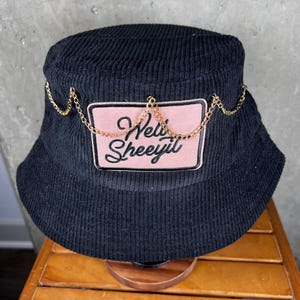 Sombrero tipo pescador / Pana / Negro / Parche Well Sheeyit / Cadena