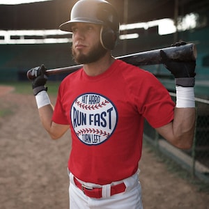 Hit Hard Run Fast Turn Left klassiek T-shirt
