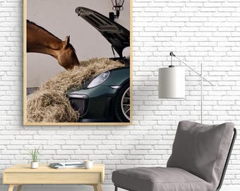 Caballo comiendo heno de un Porsche clásico – Arte mural de humor de lujo – Póster estético de la vieja aristocracia – Impresión fotográfica de coche vintage