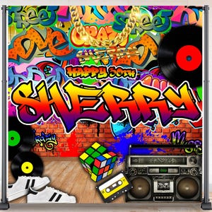Op de afbeelding: Een kleurrijke achtergrond met graffiti-kunst, een gouden ketting en de naam "Sherry" in grote, levendige letters. Het ontwerp bevat een Rubik's Cube, een cassettebandje, sneakers, een boombox en vinylplaten. De woorden "Happy 30th" zijn ook zichtbaar.