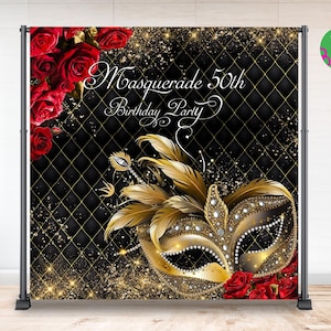 Puede incluir: Un telón de fondo negro con una máscara dorada, rosas rojas y el texto "Masquerade 50th Birthday Party". La máscara tiene plumas doradas y está adornada con joyas. El fondo tiene un patrón de diamantes.