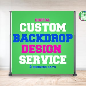 Könnte beinhalten: Ein grüner Hintergrund mit dem Text "DIGITAL CUSTOM BACKDROP DESIGN SERVICE" in Weiß, Blau und Pink. Der Text "2 BUSINESS DAYS" ist ebenfalls zu sehen. Der Hintergrund wird von einem schwarzen Metallrahmen getragen, mit einem Logo in der oberen rechten Ecke.