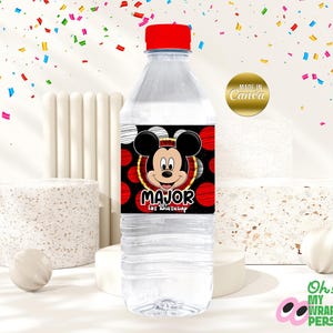 Puede incluir: Etiqueta de botella de agua con un dise&ntilde;o rojo, negro y blanco con Mickey Mouse. La etiqueta dice "Major 1er Cumplea&ntilde;os".