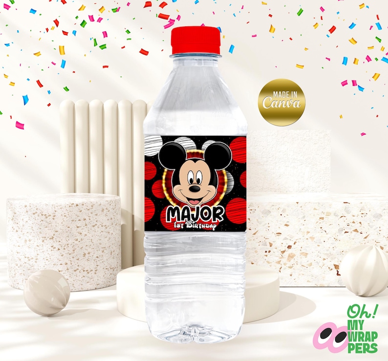 Puede incluir: Etiqueta de botella de agua con un dise&ntilde;o rojo, negro y blanco con Mickey Mouse. La etiqueta dice "Major 1er Cumplea&ntilde;os".