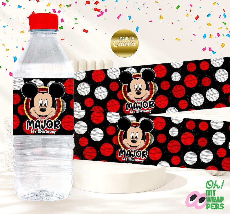 Puede incluir: Etiqueta de botella de agua con un patr&oacute;n de lunares rojos, blancos y negros. La etiqueta presenta una imagen de dibujos animados de Mickey Mouse y el texto "MAJOR 1er Cumplea&ntilde;os".