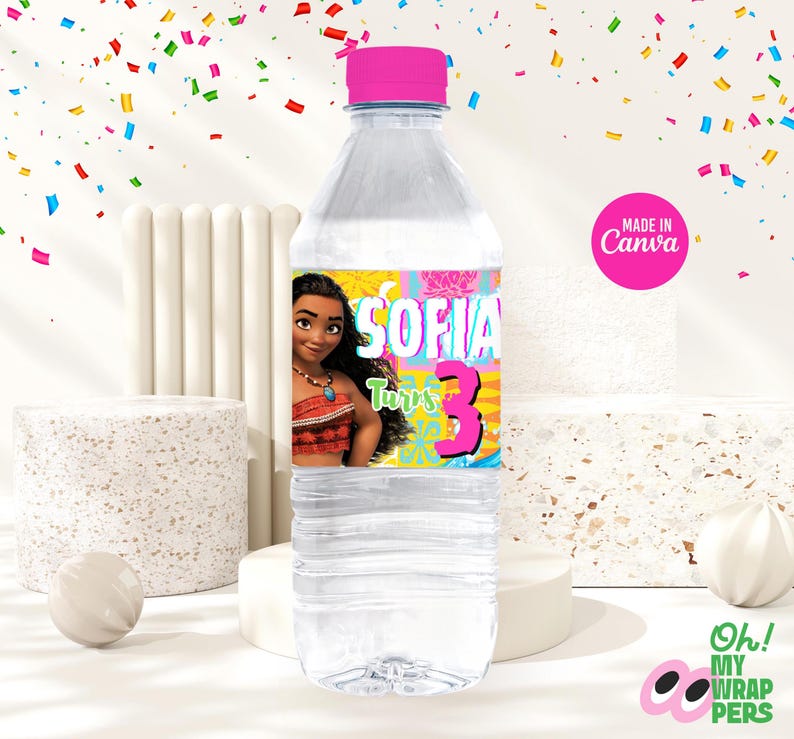 Puede incluir: Una botella de agua de pl&aacute;stico transparente con una tapa rosa y una etiqueta colorida con un personaje de dibujos animados. La etiqueta dice "Sofia cumple 3 a&ntilde;os".