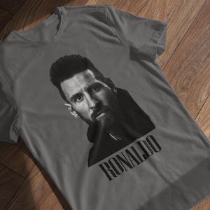 Camiseta divertida de meme de fútbol: cara de Messi, nombre de Ronaldo - Regalo para fanáticos del fútbol Gray