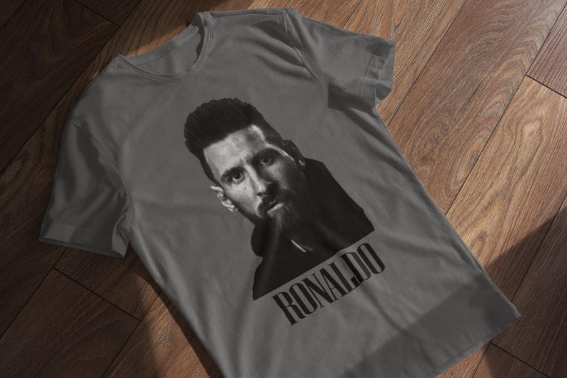 Camiseta divertida de meme de fútbol: cara de Messi, nombre de Ronaldo - Regalo para fanáticos del fútbol Gray