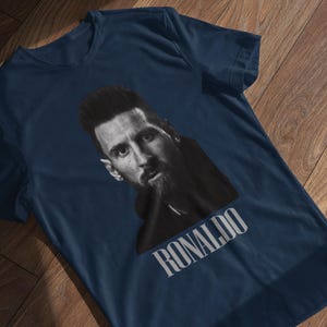 Camiseta divertida de meme de fútbol: cara de Messi, nombre de Ronaldo - Regalo para fanáticos del fútbol Navy Blue