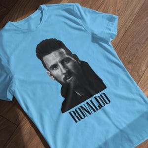 Camiseta divertida de meme de fútbol: cara de Messi, nombre de Ronaldo - Regalo para fanáticos del fútbol Sky Blue