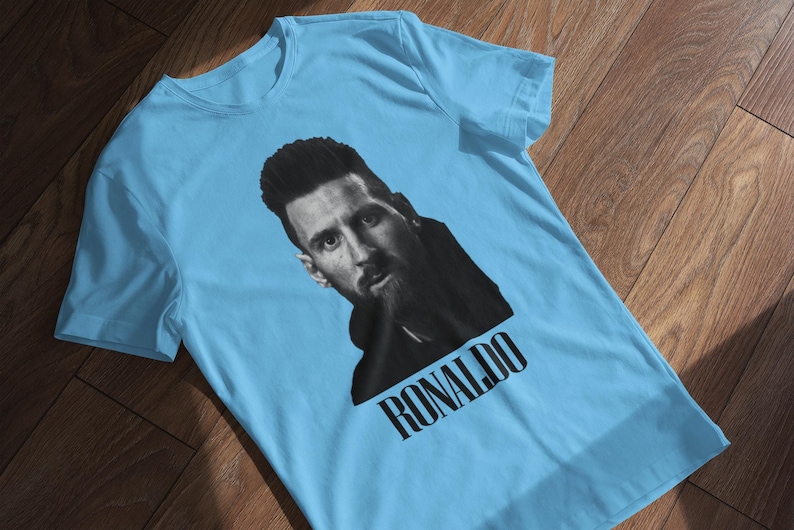 Camiseta divertida de meme de fútbol: cara de Messi, nombre de Ronaldo - Regalo para fanáticos del fútbol Sky Blue