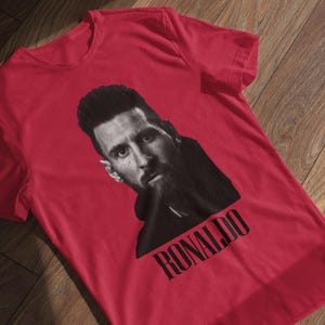 Camiseta divertida de meme de fútbol: cara de Messi, nombre de Ronaldo - Regalo para fanáticos del fútbol Red