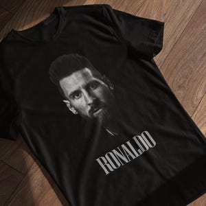 Camiseta divertida de meme de fútbol: cara de Messi, nombre de Ronaldo - Regalo para fanáticos del fútbol Black