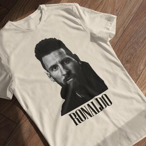 Camiseta divertida de meme de fútbol: cara de Messi, nombre de Ronaldo - Regalo para fanáticos del fútbol Sand