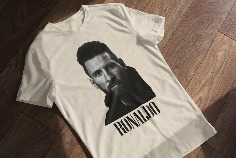 Camiseta divertida de meme de fútbol: cara de Messi, nombre de Ronaldo - Regalo para fanáticos del fútbol Sand