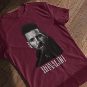 Camiseta divertida de meme de fútbol: cara de Messi, nombre de Ronaldo - Regalo para fanáticos del fútbol Maroon